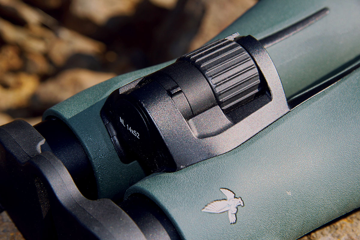 The diopter adjustment of the 14x52 NL Pure binoculars from Swarovski—allowing both eyes to obtain a sharp focus—is located on a rear ring with a raised tab. Hash marks and +4 to -4 indicators can be found on the inside of the binocular frame.